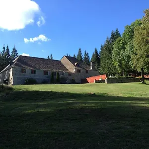 https://domaine-du-lac-ferrand.hotels-rhonealpes.com